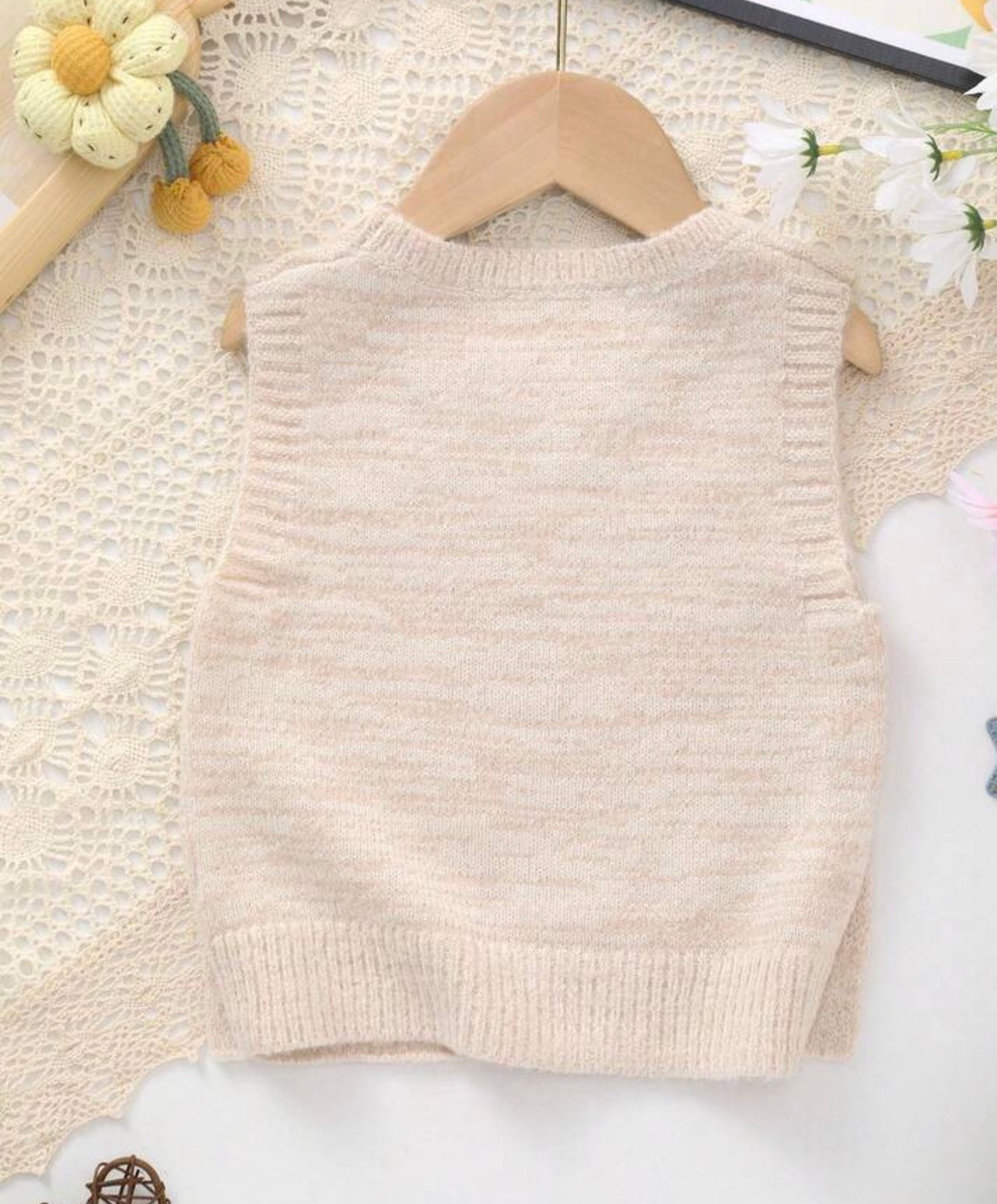 Young Girl Knitted Crew Neck Solid Color Sweater Vest