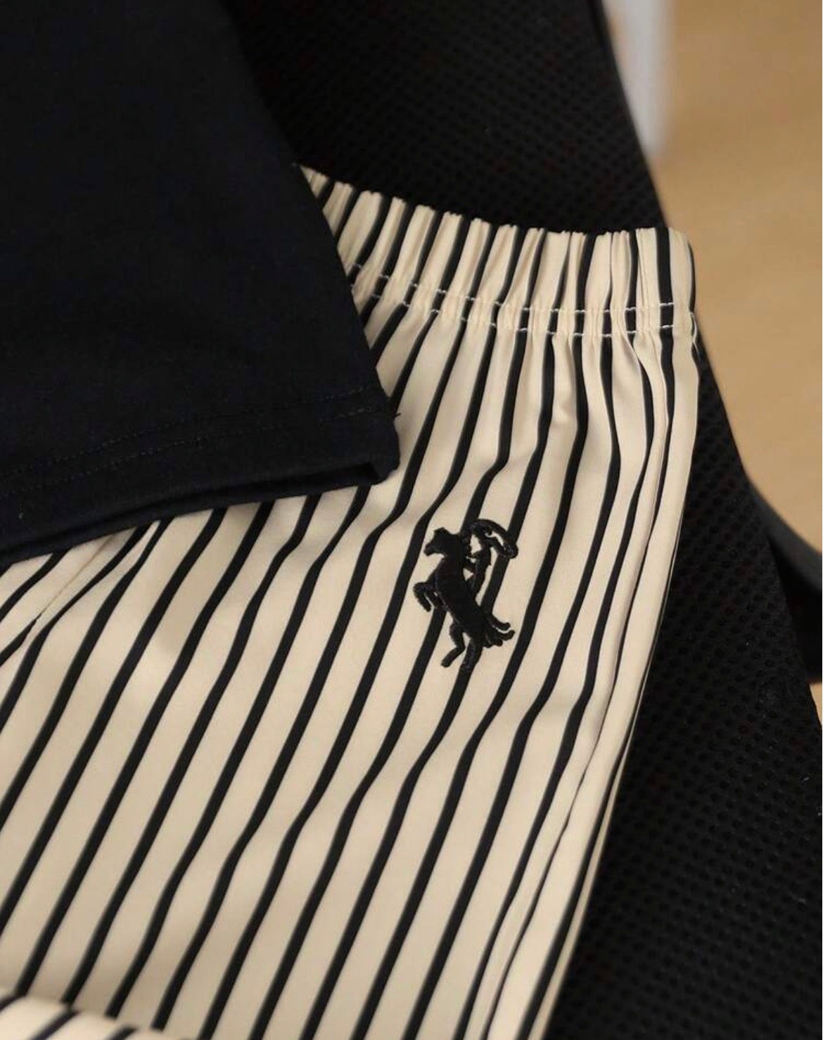 2pcs Black Short Sleeve T-Shirt Embroidered Decor Striped Pants