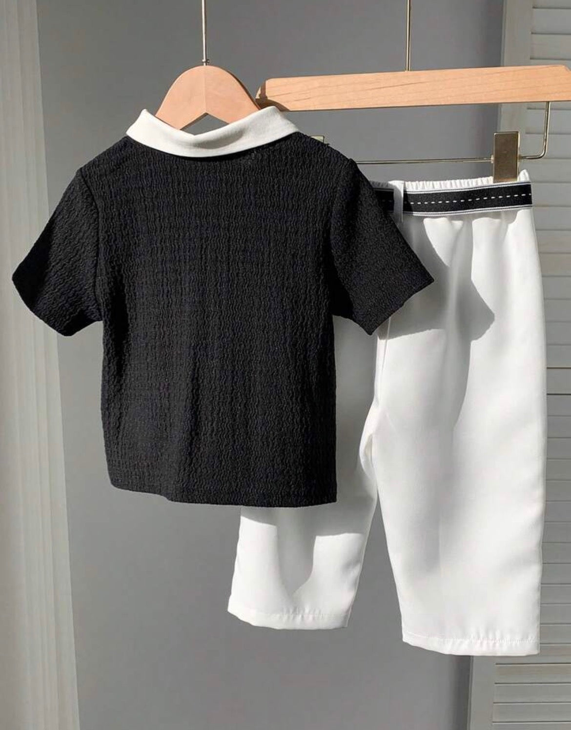 Black And White Horse Pattern Polo Shirt And White Pants Suit With Belt