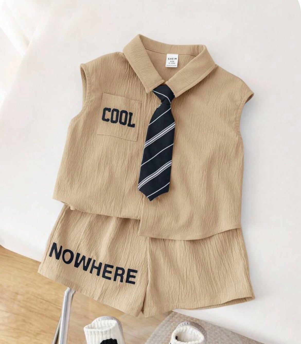 2pcs Letter Pattern Sleeveless Polo Shirt Vest & Elastic Waist Shorts Set With Tie