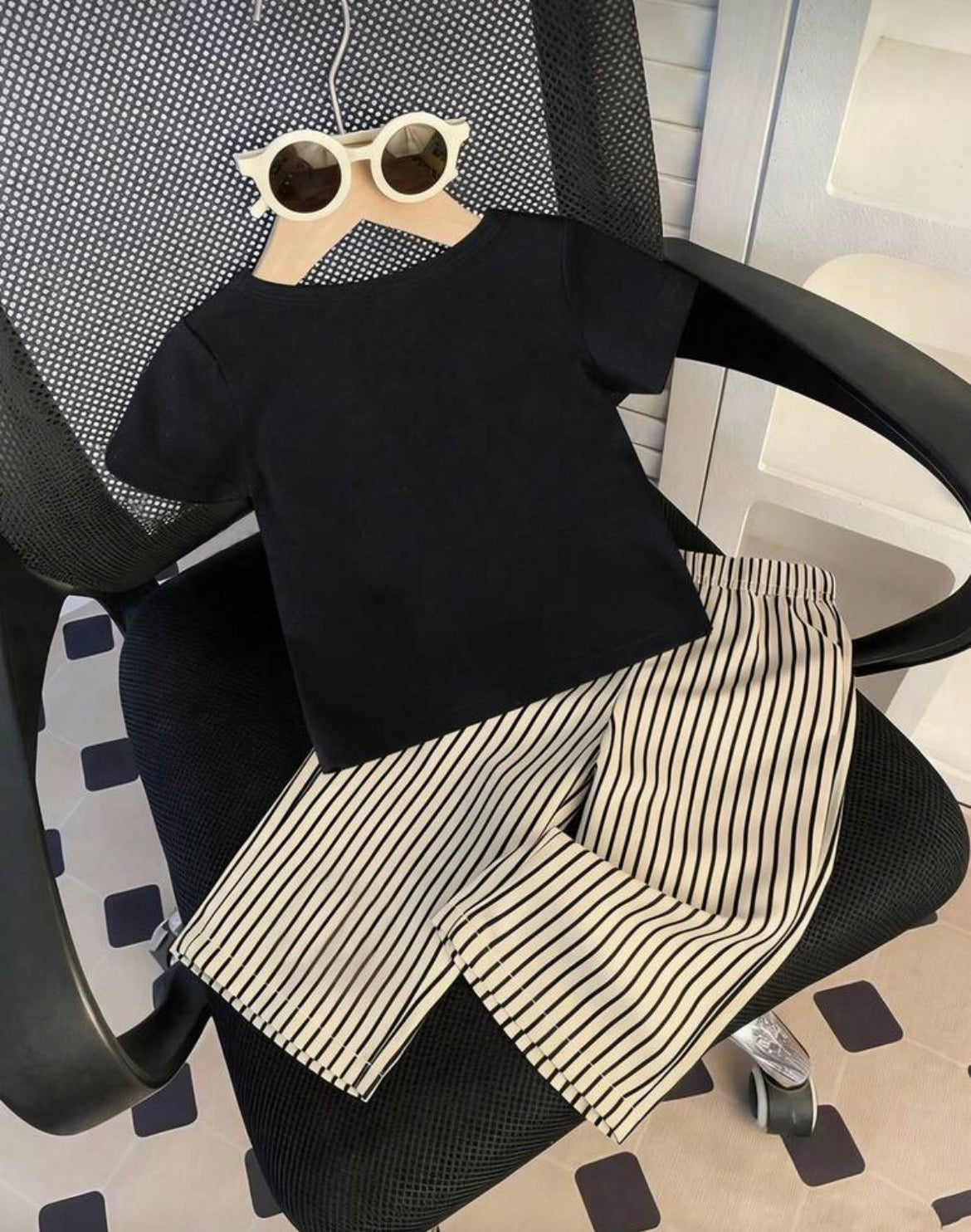 2pcs Black Short Sleeve T-Shirt Embroidered Decor Striped Pants